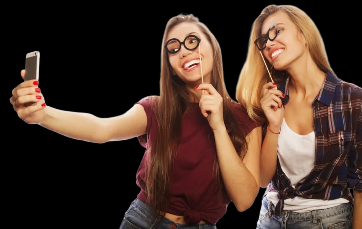 Deux amies prenant un selfie