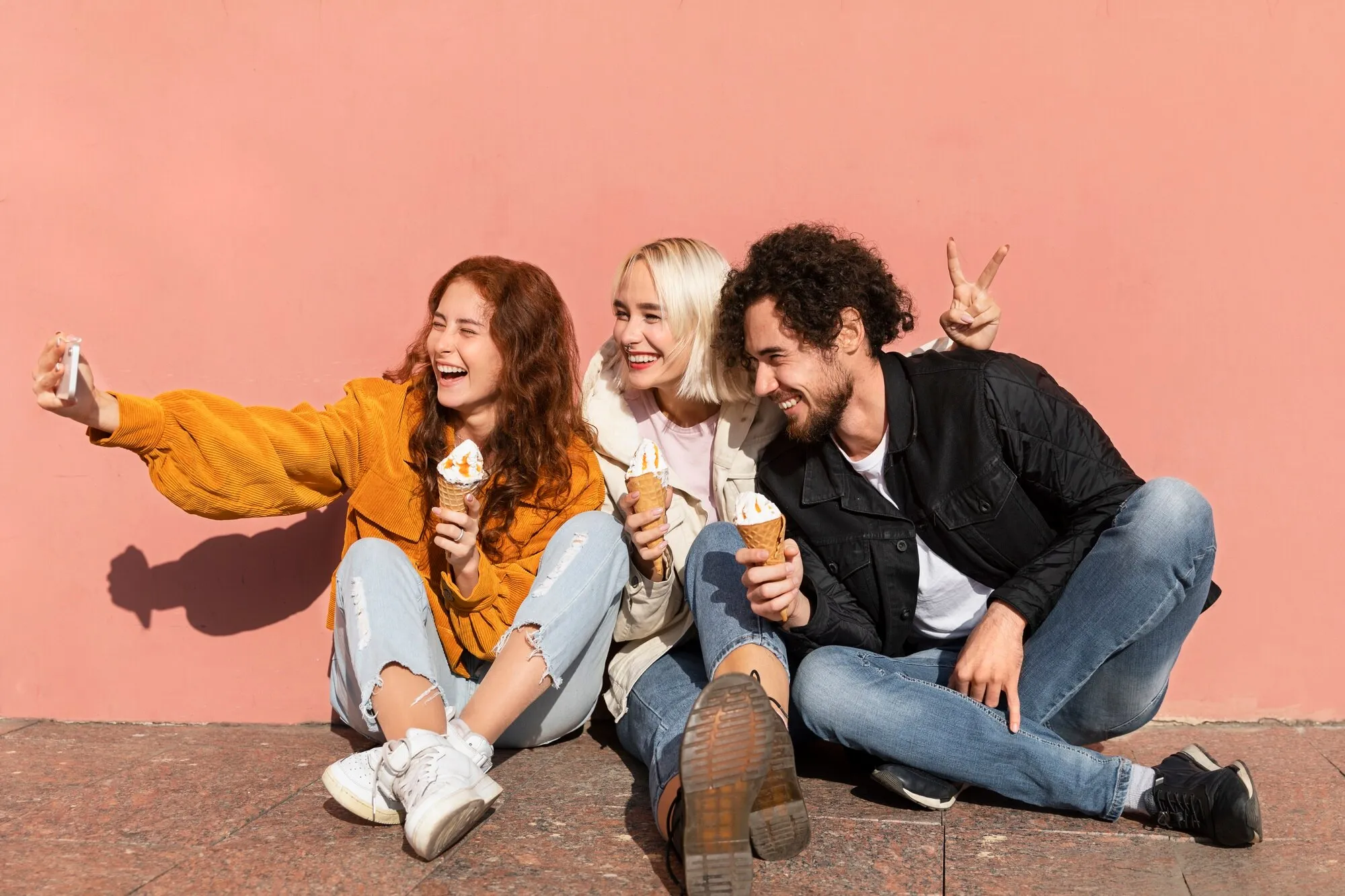 Petit groupe d'amis s'amusant ensemble
