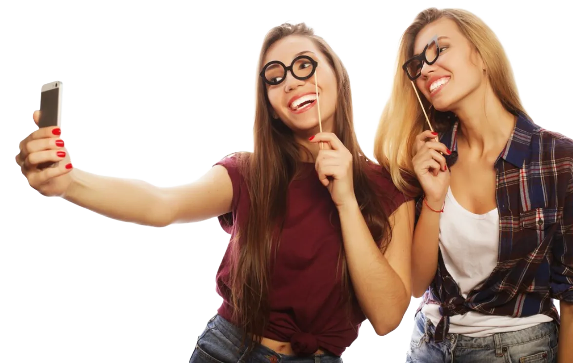 Deux amies prenant un selfie